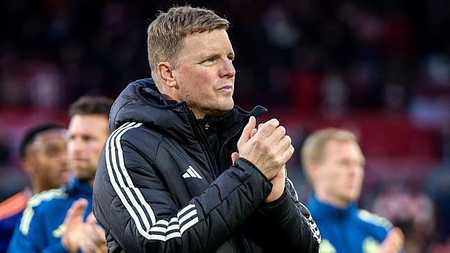 Eddie Howe applauds Newcastle United fans after the 3-1 defeat against Brentford at the Gtech Community Stadium