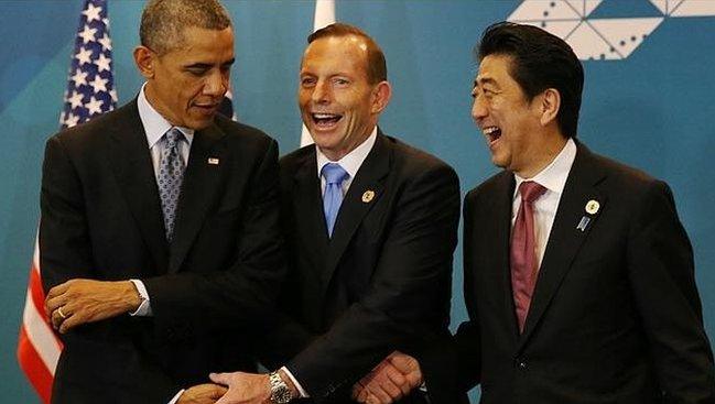 Barack Obama, Tony Abbott and Shinzo Abe share an awkward three-way handshake