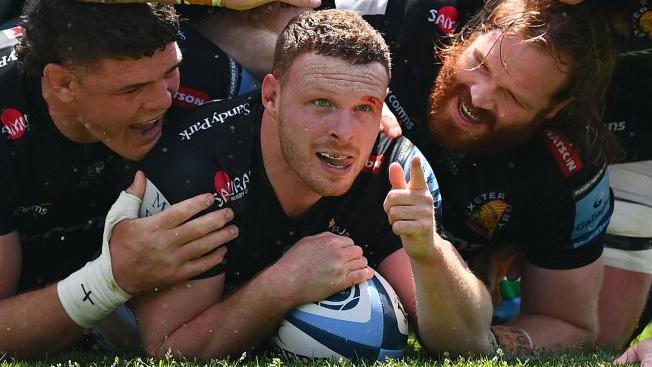 Sam Simmonds points his finger as he celebrates a try