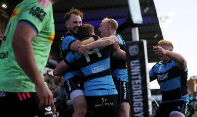 Chwaraewyr Caerdydd yn dathlu trechu'r Stormers ym Mharc yr Arfau