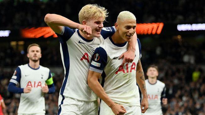 Richarlison celebrates his penalty with team-mate Lucas Bergvall