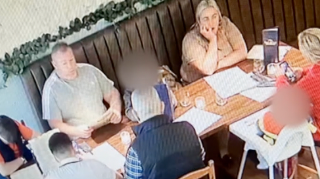 Cafodd lluniau camerâu cylch cyfyng o'r cwpl mewn bwyty yn Abertawe eu rhannu'n eang