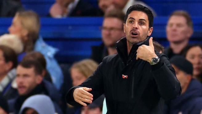 Mikel Arteta issues instructions from the touchline