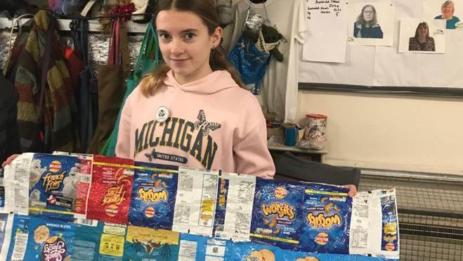 Hastings girl, 13, makes crisp packet blankets for homeless - BBC News