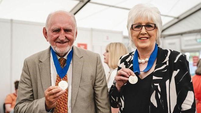 Penri Roberts efo Linda Gittins