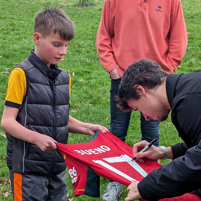 Hugo Bueno signing his shirt for Oscar