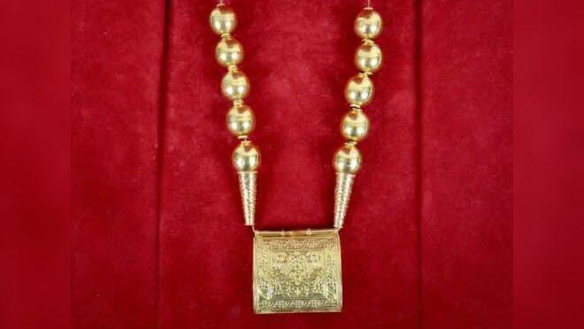 A Middle Eastern-style 21ct gold necklace.