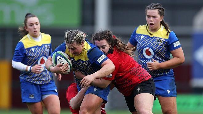 Molly Reardon carrying the ball for Gwalia Lightning 