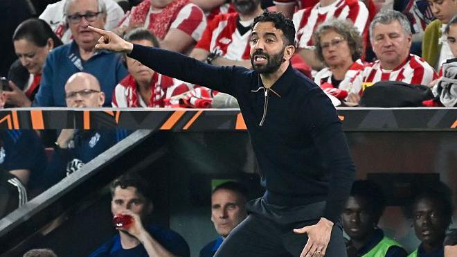 Ruben Amorim reacts during Manchester United's game 