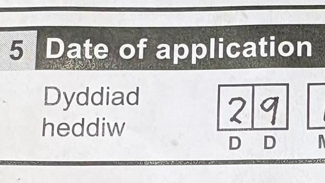 Llun ffurflen cais ar gyfer pleidlais bost yn etholiad senedd y Deyrnas Unedig