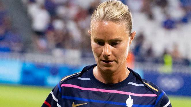 Amandine Henry playing for France