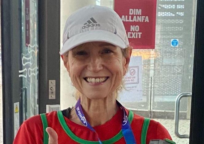 Angharad Mair ar ôl rhedeg hanner marathon Casnewydd ym Mawrth 2023