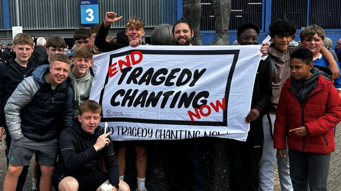 Cefnogwyr Peldroed yn dal baner anferth 'End Tragedy Chanting now'