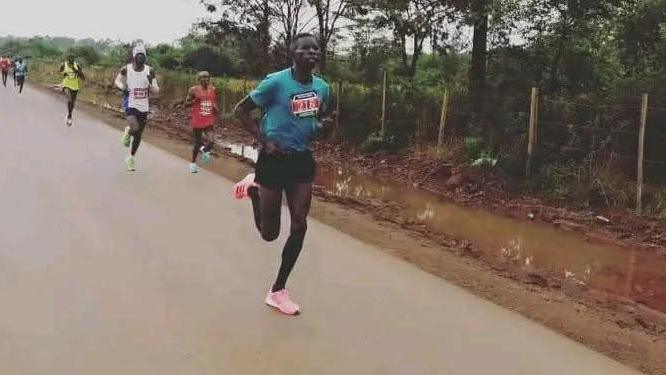 Evans running in a road race - other athletes can be seen behind him.