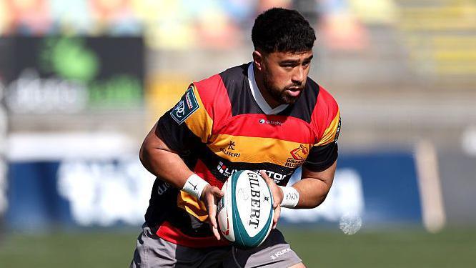 Manaaki Boyle-Tiatia holds the ball with two hands during a match for Waikato 