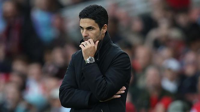 Mikel Arteta looks on during Arsenal's game with Bournemouth