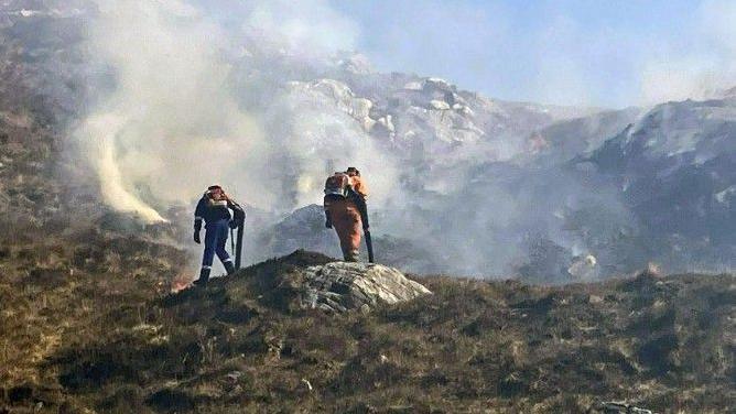 Luchd-obrach oighreachd a' strì ri teine fiadhaich faisg air Loch Fionn ann an Cataibh.