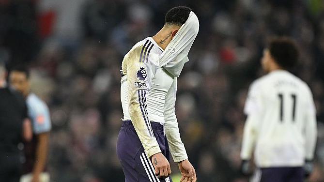 Dejected Man Utd player