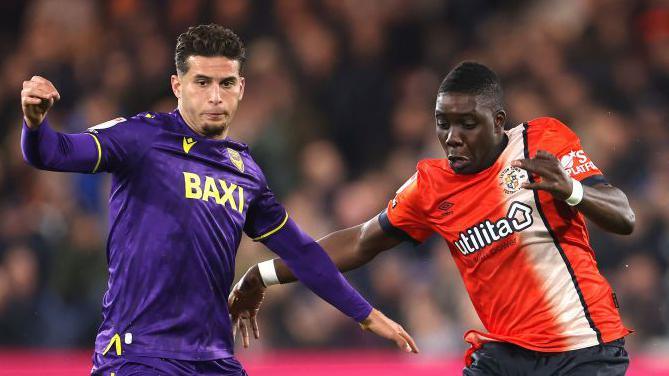 Oxford's Ruben Rodrigues battles with Luton's Marvelous Nakamba