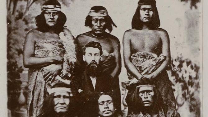 Lewis Jones gydag aelodau o'r llwyth Tehuelche, tua 1867