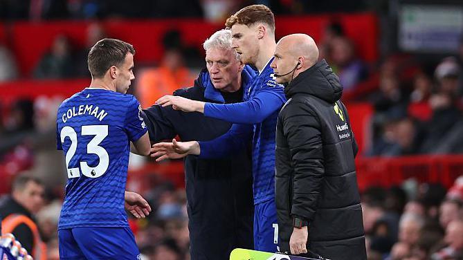 Seamus Coleman pats Jake O'Brien's hand with David Moyes looking on after he comes off injured for Everton against Manchester United