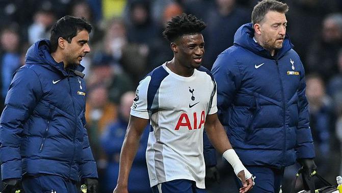 Mohammed Kudus of Tottenham Hotspur walks off injured 