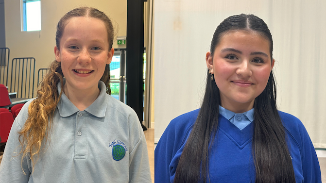 Sienna ar y chwith mewn crys glas Ysgol Ystalyfera Bro Dur a Ronwen ar y dde mewn siwmper las Ysgol Ystalyfera Bro Dur