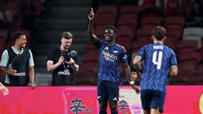 Bukayo Saka celebrates