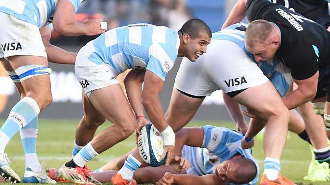 Scrum-half Simón Benítez Cruz passes the ball away from a ruck for Argentina.
