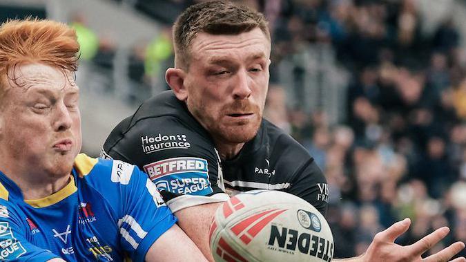 Rugby League - Betfred Super League: Round 9 - Hull FC v Leeds Rhinos - MKM Stadium, Hull, England - Ed Chamberlain of Hull FC and Luis Roberts of Leeds challenge for the ball