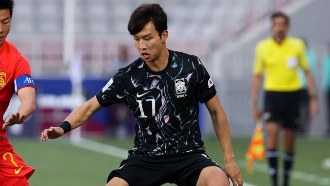 Eom Ji-Sung in action for South Korea Under-23s