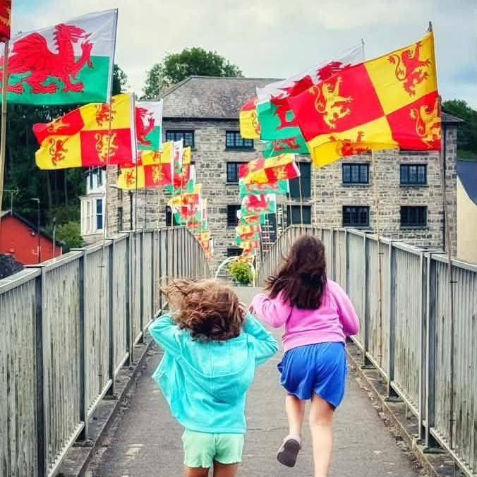 Beth am alw i Aberteifi i groesi'r bont enwog?