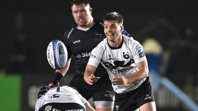 Bristol Bears scrum-half Harry Randall releasing the ball