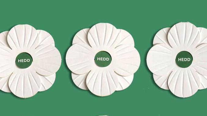 Rhes o 3 pabi gwyn efo'r gair 'hedd' yn y canol ar gefndir gwyn.