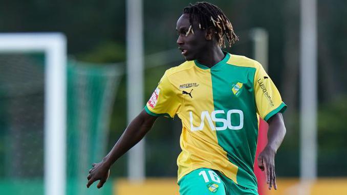 Alamara Djabi playing for CD Mafra against FC Vizela in February 2025