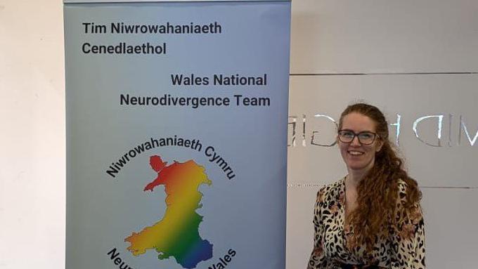 Mae elusen Tourettes Action wedi darparu e-adnoddau i Niwrowahaniaeth Cymru er mwyn i bobl ddysgu mwy am y cyflwr