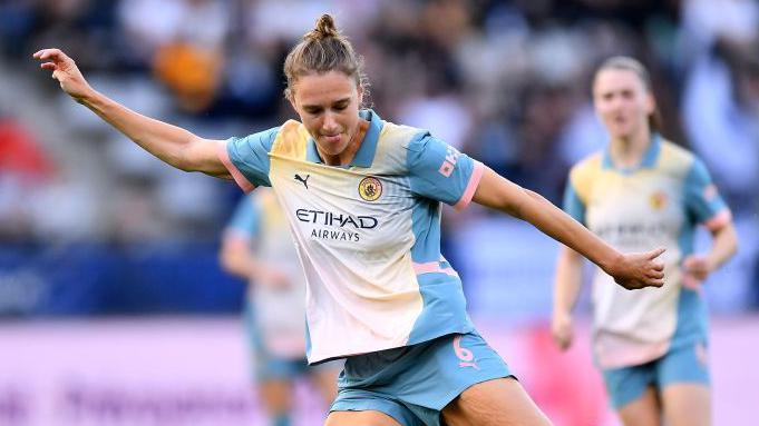 Vivianne Miedema shooting for Manchester City