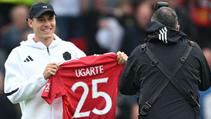 Manuel Ugarte shows off his new Manchester United shirt