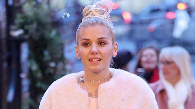 Katie Melua e veshur me rozë merr pjesë në Shërbesën e Këngës së Krishtlindjeve 'Së bashku për Krishtlindje' në Westminster Abbey.