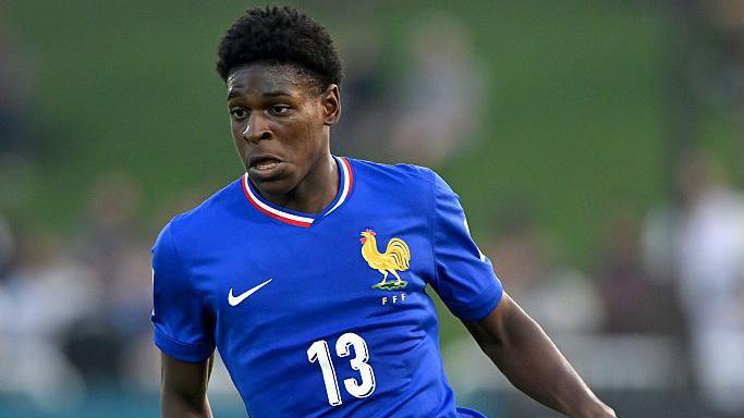 Emmanuel Mbemba playing for France Under-17s