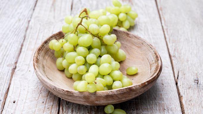 bowl of green grapes