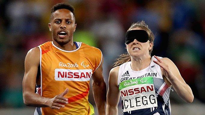 Libby Clegg (right) and her Chris Clarke running in a heat at the Rio Paralympics