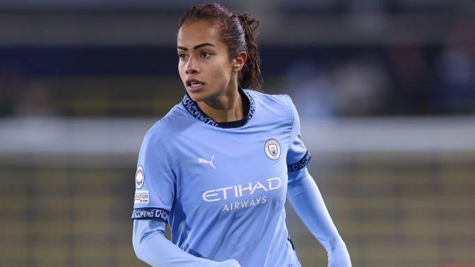 Mary Fowler playing for Manchester City.