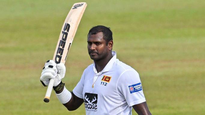 Angelo Mathews raising his bat.