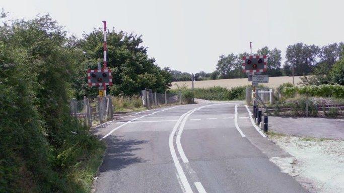 The crossing on Sandy Lane in Yarnton