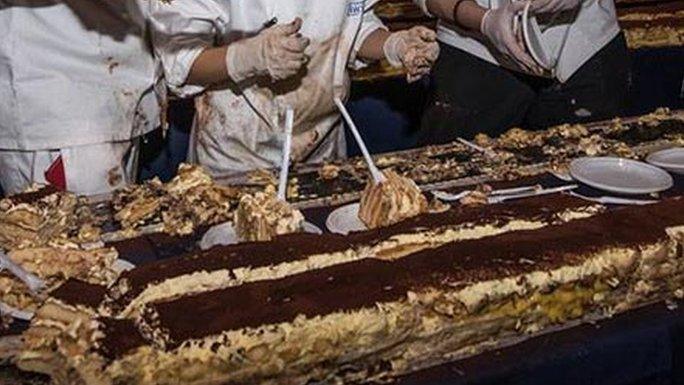 The world's longest tiramisu