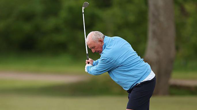 Richie Willis yn paratoi i daro'r bêl