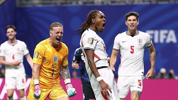 Djed Spence grita de alegría tras realizar una entrada deslizante contra Argentina.