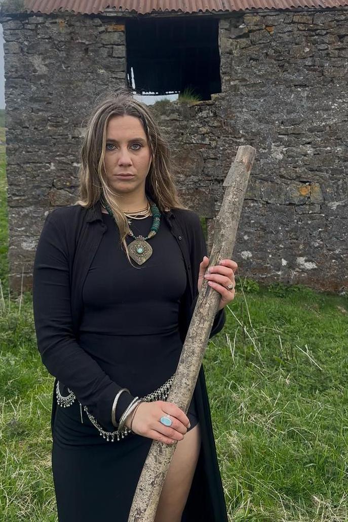 Mae rhai o gynnwys fideos Cymreig Melys yn ymwneud ag elfennau o hanes Cymru a Cheltaidd fel y Welsh Not, hanes Buddug a'r Mabinogion