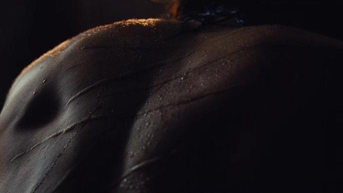 Një imazh nga afër i një shpine me shenja sipër.